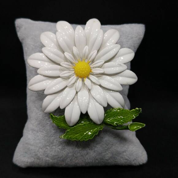 Vintage White Enamel Flower Brooch, 1960s Jewelry - Picture 10 of 10